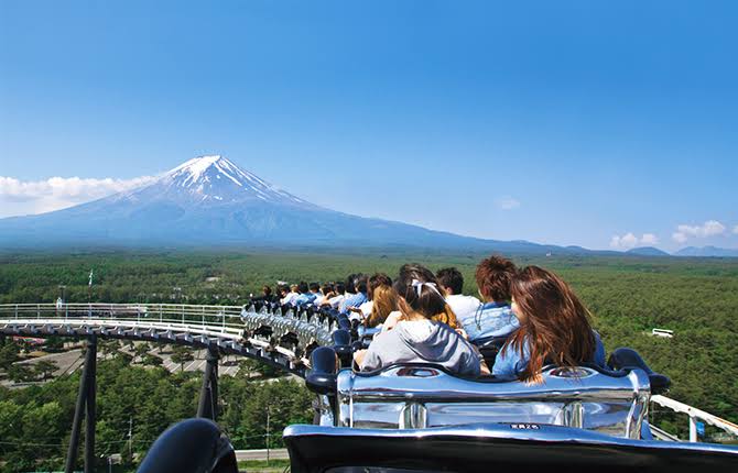 富士急ハイランドから見える富士山の景色